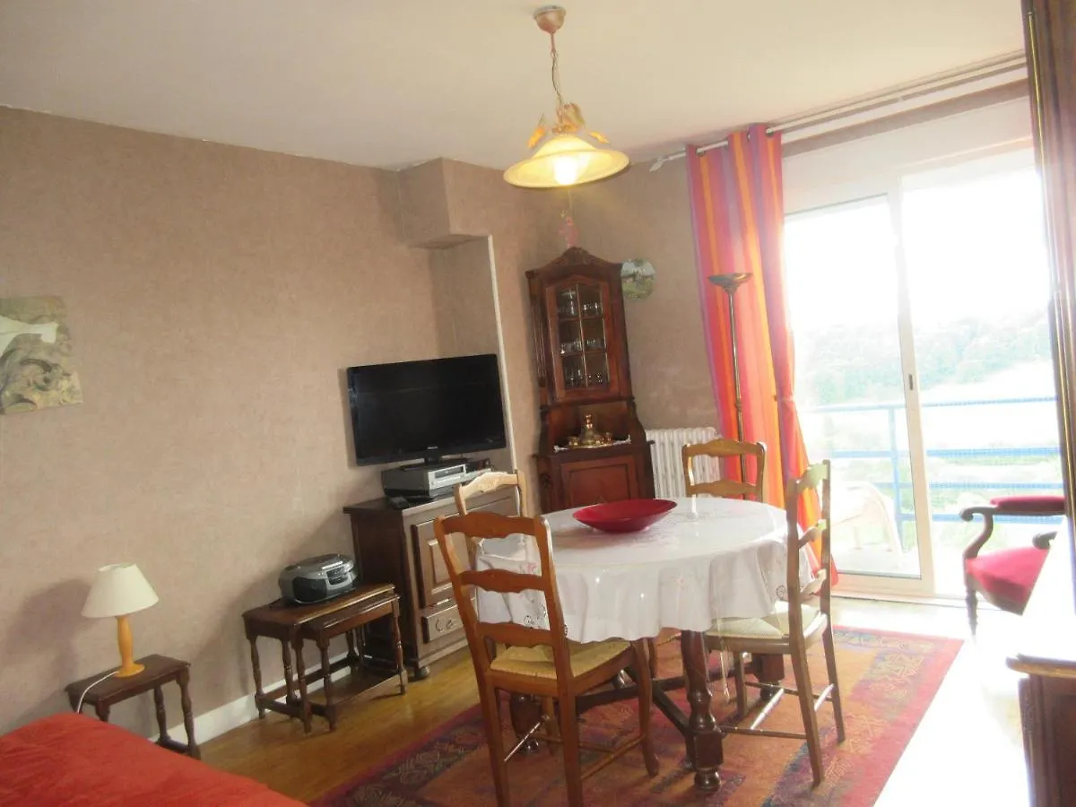 Le lac, la neige,la vue La Tour-dʼAuvergne Appartement